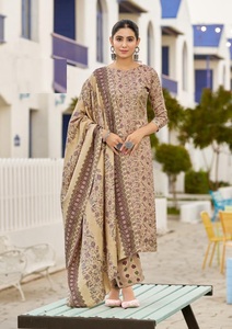 Estampado de algodón puro con 2 parches bordados pesados con colección de trajes paquistaníes Dupatta para la venta en línea - Product Image 3