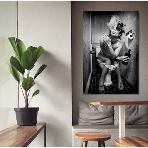 Póster de lienzo de niña sentada en el baño para decoración de pared - Product Image 2
