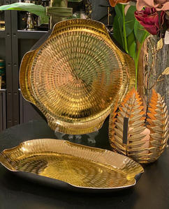 Plateau de service pour fruits et chocolats en marbre de la meilleure qualité Plateau en marbre de forme multi-design avec poignée en métal doré et base de support - Product Image 3