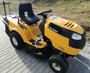 Tracteur de pelouse compact Cub Cadet LT2 NR92 avec ramassage d'herbe pour pelouses résidentielles et entretien des jardins - Product Image 3