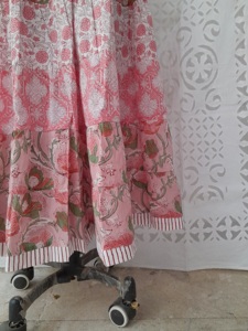 Jupe en tissu imprimé en bloc de coton, vêtements d'été décontractés standard maxi pour femmes, design à un niveau avec nœud et taille fumeur, vente en gros - Product Image 4