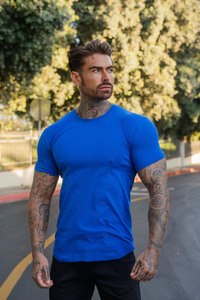Fournisseur de gros T-shirts classiques bleu royal à col rond et ourlet incurvé pour hommes T-shirt en coton respirant avec logo personnalisé pour hommes - Product Image 2
