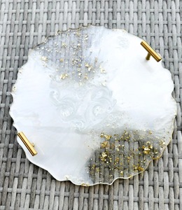 Plateau en résine blanc perlé avec poignées dorées et flocons d'aluminium Plateau de décoration artistique fait main pour table d'Inde - Product Image 1