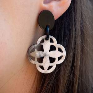 Boucles d'oreilles en corne fabriquées à la main avec une fabrication unique pour les créateurs de tendances qui privilégient les accessoires durables - Product Image 5