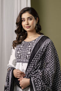 Robe en rayonne de qualité supérieure du fabricant indien avec broderie de séquence d'impression de table Dupatta travail de style ethnique pour l'été - Product Image 3