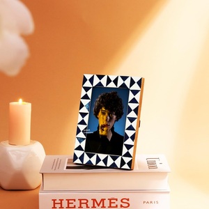 Cadre photo décoratif en forme de triangle incrusté d'os naturel personnalisable avec logo et options de taille pour la décoration intérieure et les cadeaux - Product Image 3