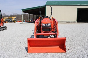 Tracteur agricole compact Kubota L2501 d'occasion 2021 à transmission par engrenages, incluant les composants essentiels : pompe, moteur, boîte de vitesses, roulement, garantie 2 ans - Product Image 5