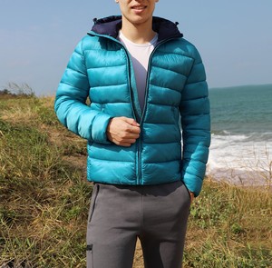 Chaqueta Acolchada con Capucha para Hombre, Diseño Grueso, Cálido y Resistente al Viento con Logotipo Frontal para Trabajo al Aire Libre, Clima Frío y Viajes - Product Image 4