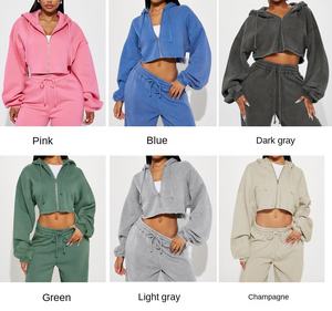 Ensemble de survêtement pour femmes avec haut court à fermeture éclair et pantalon de survêtement, design brodé délavé, ensemble de survêtement deux pièces pour femmes - Product Image 6