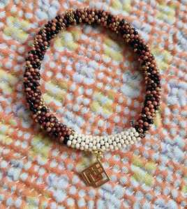 Bracelet artisanal en perles de verre multicolores élastiques, bijoux de mode en gros pour la distribution OEM et l'exportation - Product Image 2