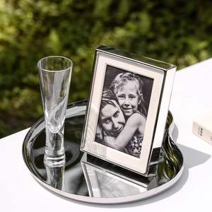 Cadre photo en métal minimaliste, parfait pour les espaces modernes et propres, offrant une beauté subtile et une présentation professionnelle pour les souvenirs - Product Image 5