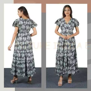 Robe longue bohème chic pour femme avec manches cloche et imprimé fleuri bleu blanc parfaite pour les festivals d'été et les événements décontractés - Product Image 1