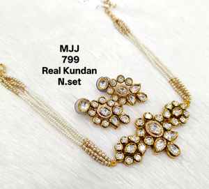 Conjunto de collar Kundan vibrante con toques nupciales personalizados para colecciones de Bodas de alta gama y trajes de fiesta en boutiques étnicas - Product Image 1