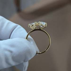 Anillo Toi Et Moi con Diamante de Laboratorio Ovalado y en Forma de Pera de 5.00ct, Claridad VVS-VS, Certificado IGI - Product Image 5