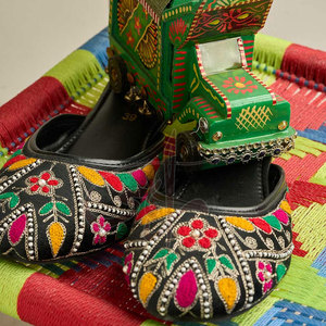 Elegancia y Arte: Zapatos de Terciopelo Negro con Bordado a Mano, Personalizables, Antideslizantes, de Cuero Genuino con Estampado, a la Moda - Product Image 4