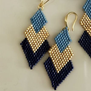 Boucles d'oreilles pendantes à la mode chic avec accessoire de déclaration élégant brodé - Product Image 1