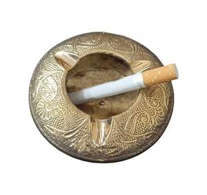 Cendrier en laiton massif lourd pour une utilisation intérieure et extérieure Cendrier en laiton élégant avec design floral sculpté Cendrier en laiton fabriqué à la main - Product Image 2