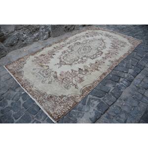 Alfombra turca vintage de 5x9 pies en lana beige y marrón, tejido plano, alfombra para sala de estar con respaldo de látex, patrón de retazos clásico - Product Image 2