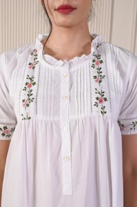 Chemise de nuit maxi en coton 100% blanc brodée à plis, style vintage, douce, écologique, respirante, lavable, design ample à la taille - Product Image 2