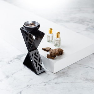 Quemador de Incienso Moderno en Forma de Z de Metal con Recipiente de Carbón Extraíble, Elegante Porta Incienso Árabe con Diseño Calado para Uso con Oud en el Medio Oriente - Product Image 1