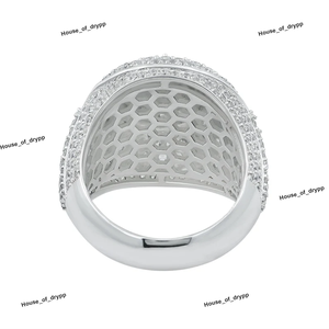 Anillo Redondo Plateado con Diamante Moissanita en el Centro, Engaste Pavé, Diseño de Lujo para Hombre y Mujer - Product Image 5