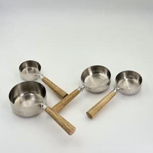 Nouveaux produits : Ensemble de 4 tasses à mesurer en acier inoxydable avec poignée en bois, utilisées pour la maison, les restaurants et les bars, à prix raisonnable - Product Image 2