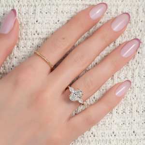 Anillo de compromiso de tres piedras CZ de corte ovalado de 7x9mm con piedras laterales de pera en oro | Joyería de propuesta nupcial - Product Image 3