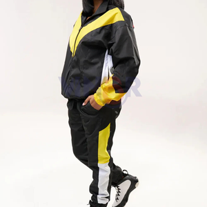 ชุดวอร์มกีฬาผู้หญิงแบบ 2 ชิ้น ผ้าไนลอน 100% น้ำหนักเบา ระบายอากาศดี รับผลิตตามสั่ง พิมพ์สีได้ตามต้องการ บริการ OEM - Product Image 3