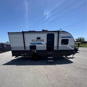 Remolque de Viaje Todoterreno de Lujo, Autocaravana de Aleación de Aluminio en Venta con Capacidad para 4-6 Personas - Product Image 1