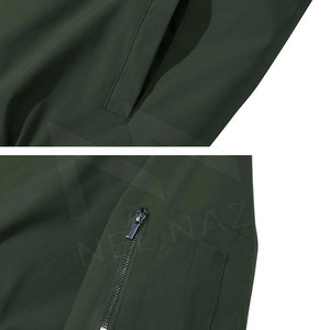 Chaqueta bomber acolchada con bolsillos y cremallera y mangas plisadas lisas de alta calidad con logotipo personalizado de fábrica para hombre - Product Image 4