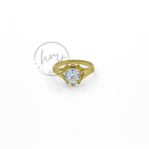 Elegante anillo solitario de latón para mujer, chapado en oro con piedra CZ redonda brillante, joyería de compromiso de diseñador elegante - Product Image 1