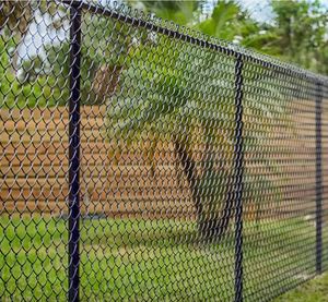 รั้วตาข่ายเหล็กคุณภาพสูงเคลือบพีวีซีชุบสังกะสีแบบจุ่มร้อน ขนาดตามสั่งสำหรับความปลอดภัยภายในบ้าน - Product Image 4