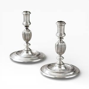 Ensemble de bougeoirs en argent antique avec base tournée classique pour une décoration intérieure et de table intemporelle - Product Image 5