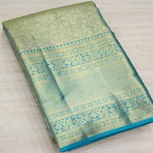 Saree de seda verde Pishwas hecho a medida con exquisito tejido Zari. Hecho de textura ligera de seda Premium. Ideal para bodas - Product Image 4