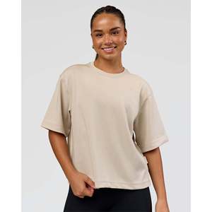 เสื้อยืดครอป AfterDark ZeroCrease สำหรับผู้หญิง - ทรงเข้ารูป ระบายอากาศได้ดี สีเบจเฉดเข้ม ไซส์ XS - Product Image 2