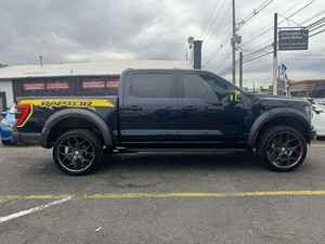 Negro Usado 2024 F-150 Volante a la Izquierda SuperCrew 4WD Paquete de Carretera Paquete de Remolque Asientos de Cuero Sistema de Navegación Control Remoto - Product Image 2