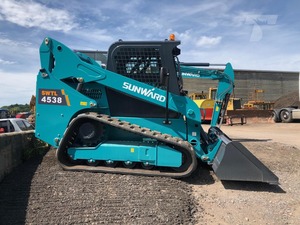 Chargeuse compacte sur chenilles SWTL4538 2022 avec moteur Kubota EU Stage V et cabine fermée pour travaux de terrassement et chargement de matériaux - Product Image 1