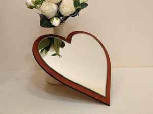 Miroir de maquillage de bureau cosmétique portable fait à la main en forme de coeur Design élégant en bois pour les mariages - Product Image 3