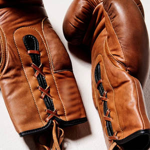 Nouvel arrivage de gants de boxe à lacets de combat Gants de boxe à lacets en matériau durable Équipement d'entraînement Gants de boxe - Product Image 4