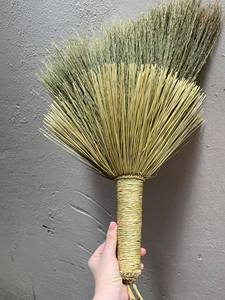 Petit ensemble de balais et pelle à poussière en paille de gazon pour la décoration intérieure - Product Image 2