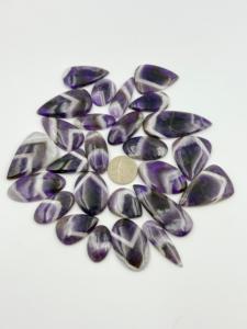 พลอยแอมะทิสต์สีม่วงธรรมชาติ 100% คุณภาพสูง AAA+ รูปทรงหลวมหลากหลายแบบ ขนาดตามสั่ง สำหรับทำเครื่องประดับ จำนวนมาก จาก IBRAHIM GEMS - Product Image 2