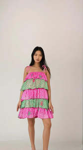 Mini vestido de mujer de silueta relajada con tirantes atados en niveles juguetones con volantes bohemios inspirados en Bandhani rosa y verde - Product Image 2