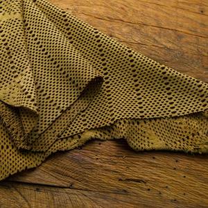 Piel de cuero cortada con láser con patrón Jali marrón disponible en productos de cuero de 1 a 22 pies cuadrados. - Product Image 2