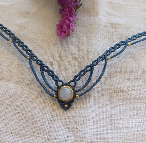 Nueva llegada piedra lunar blanca forma redonda de piedras preciosas con pequeñas cuentas de latón collar de macramé joyería ajustable para el collar de la madre - Product Image 1