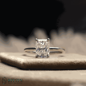 Bague de fiançailles style solitaire avec diamant taille radiante pour femme - Product Image 2