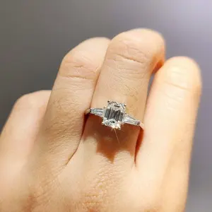 Anillo de Compromiso Vintage de Plata de Ley 925 con Tres Piedras de Moissanita Real de Corte Brillante Redondo de 2 Quilates y Certificación IGI - Product Image 3