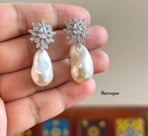 Boucles d'oreilles tendance en laiton plaqué or de qualité supérieure avec pierres de zircon, style moderne, pour mariages et soirées, collections pour femmes et jeunes filles - Product Image 1