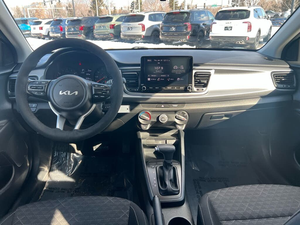 Fine White 2024 Rio5 S Wagon, Volante a la Izquierda, Llantas de Aleación R16 Oscuras, Automático, Techo Solar Usado, Arranque Remoto, Asientos de Cuero Eléctricos, Euro - Product Image 5