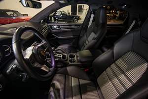 Cayenne GTS Coupé 2022, V8 Biturbo, Tracción en las Cuatro Ruedas, Paquete Deportivo Ligero, Mayormente sin Modificaciones - Product Image 4