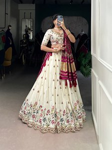 Vêtements indiens et pakistanais tendance, Khadi Elegance, coton intemporel, sequins et broderie au fil - Product Image 2